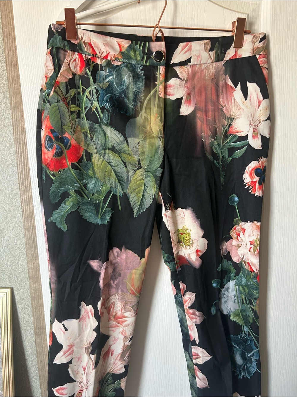 Tes Baker Floral Print Slim Trousers - Black/Pink